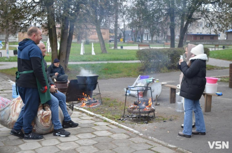 У місті на Волині на благодійному ярмарку зібрали майже 120 тисяч гривень для ЗСУ. Фоторепортаж