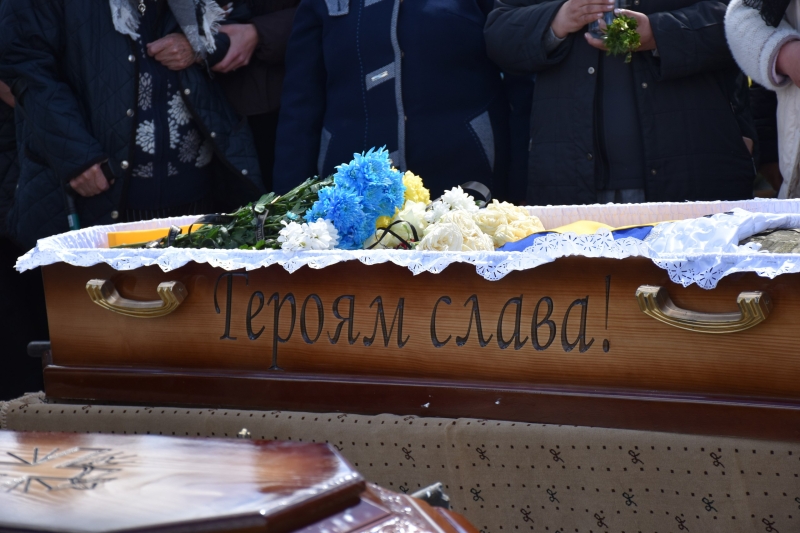 Коровай ділили на кладовищі: на Волині сотні людей прийшли попрощатися з Героєм Миколою Гацем