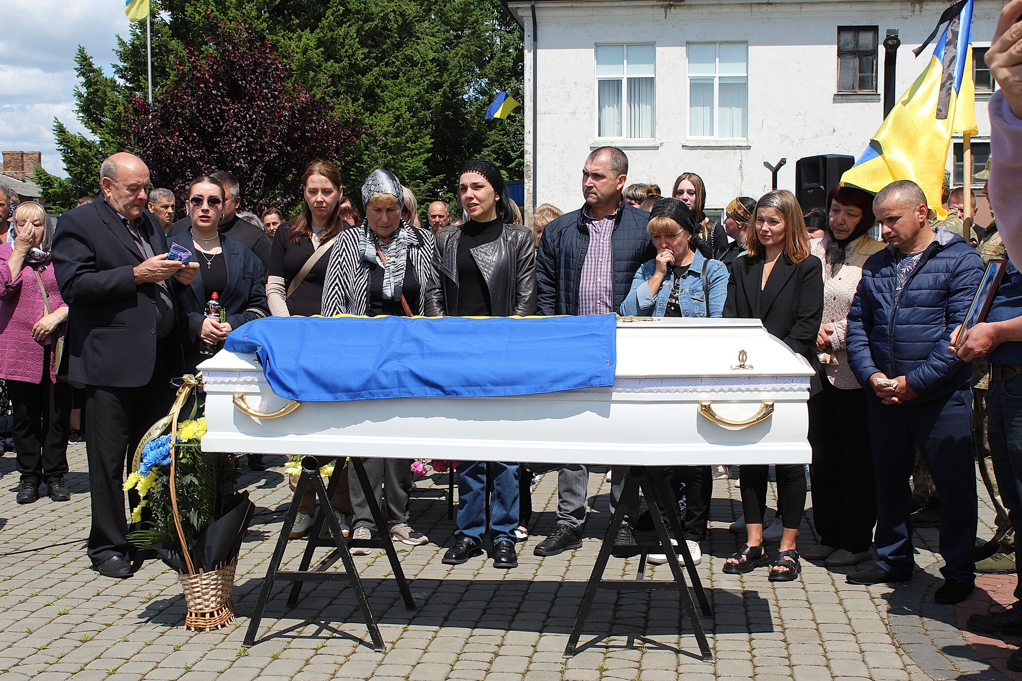 Весільний коровай, тужлива мелодія і море квітів: громада на Волині прощалася з Героєм Романом Карпюком