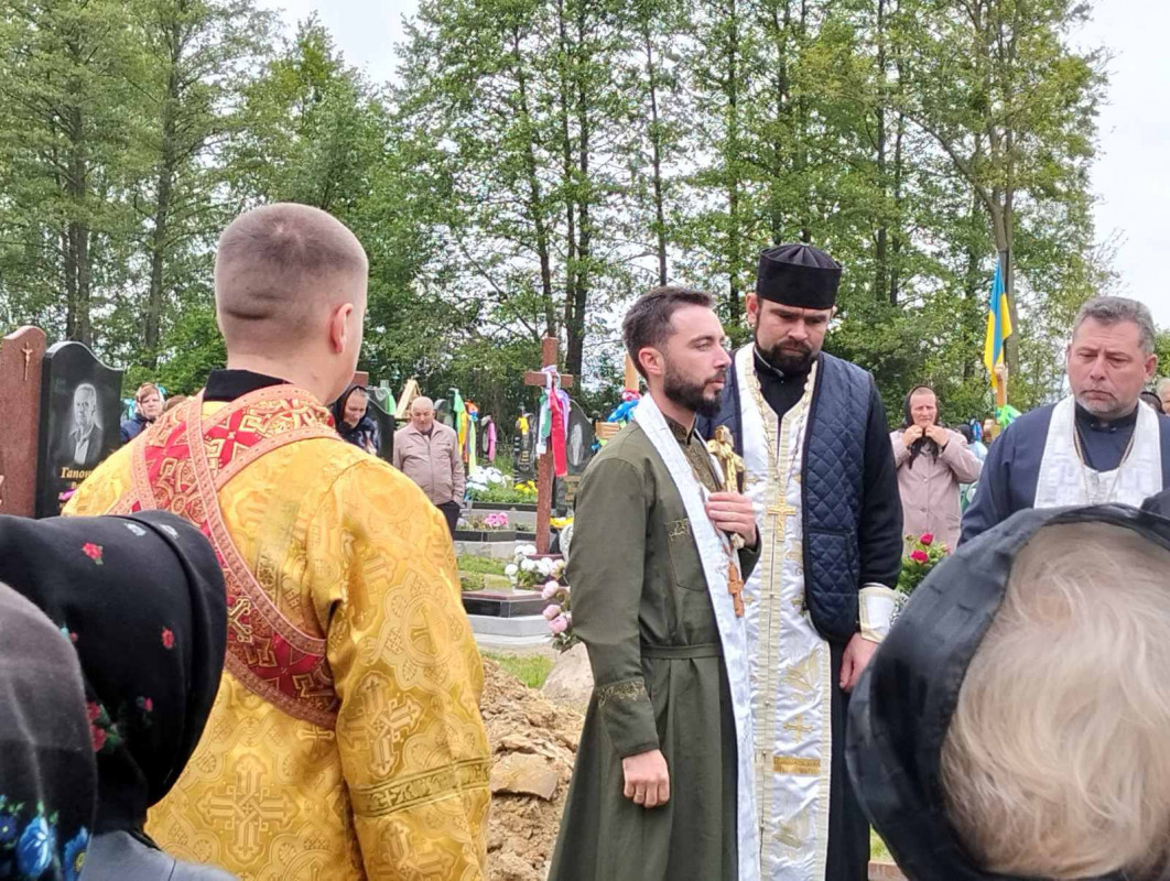 Жорстока війна залишила батьків без сина: у Луцькому районі провели в останню путь 26-річного Героя Романа Климчука