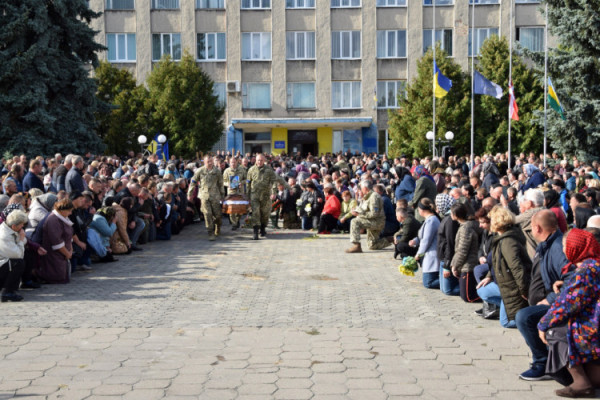 Зустрічали тисячі людей на колінах: Любешівщина попрощалася із п'ятьма захисниками, які загинули на Харківщині