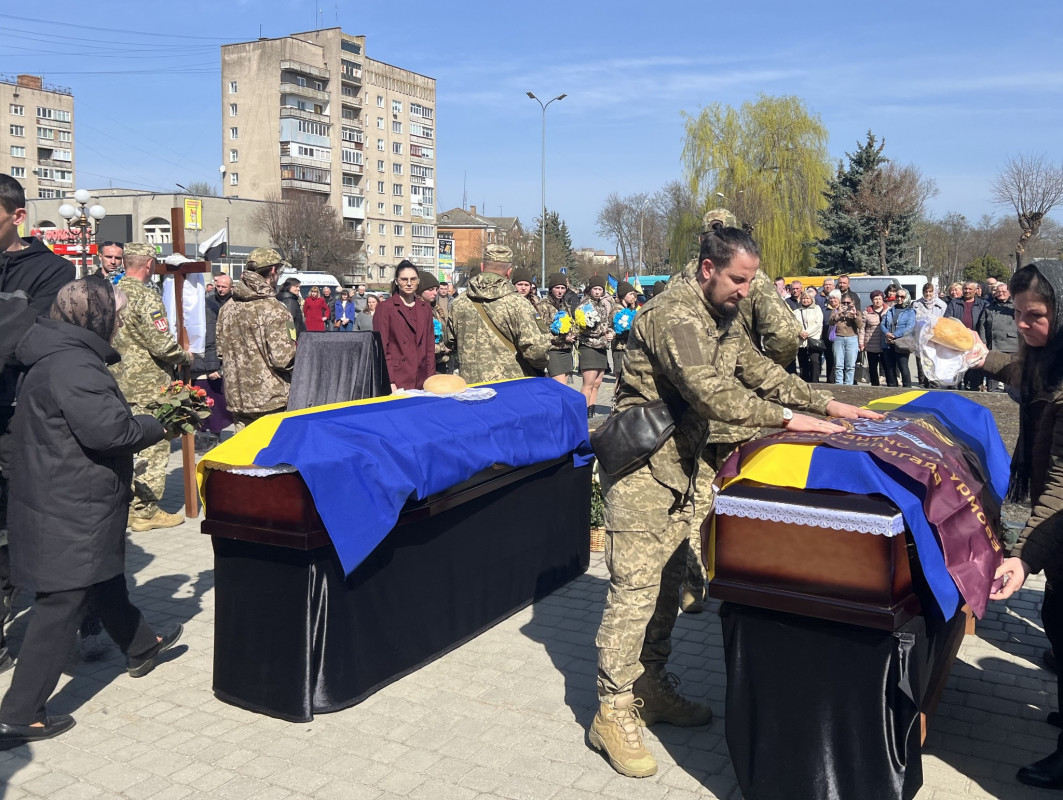 Ковелі у жалобі: громада провела в останню дорогу Героїв — Бориса Нестерука та Олександра Кратюка