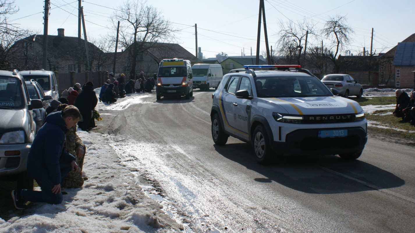 Навколішки і зі сльозами: волиняни попрощалися з Героєм Володимиром Гродським