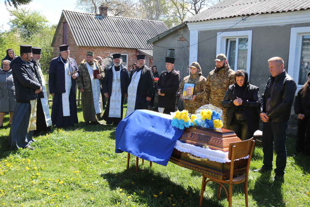 Близько 11 місяців вважався зниклим безвісти: на Волині попрощалися із захисником Василем Фаринюком