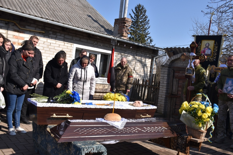 У громаді на Волині сотні людей вийшли провести полеглого Героя Василя Філончука в останню дорогу