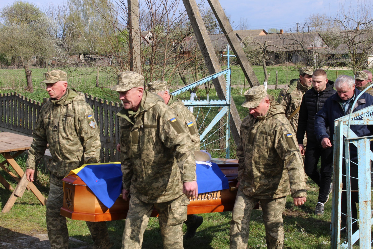 «Тепер тато захищатиме з небес»: волиняни попрощалася з 25-річним Антоном Хвостюком