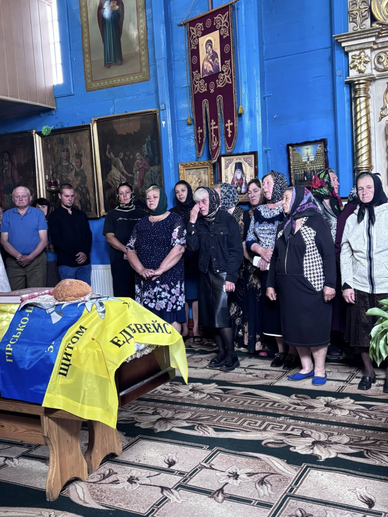 Майже два роки вважався зниклим безвісти: на Волині в останню земну дорогу провели Героя Михайла Ковальчука. Фото