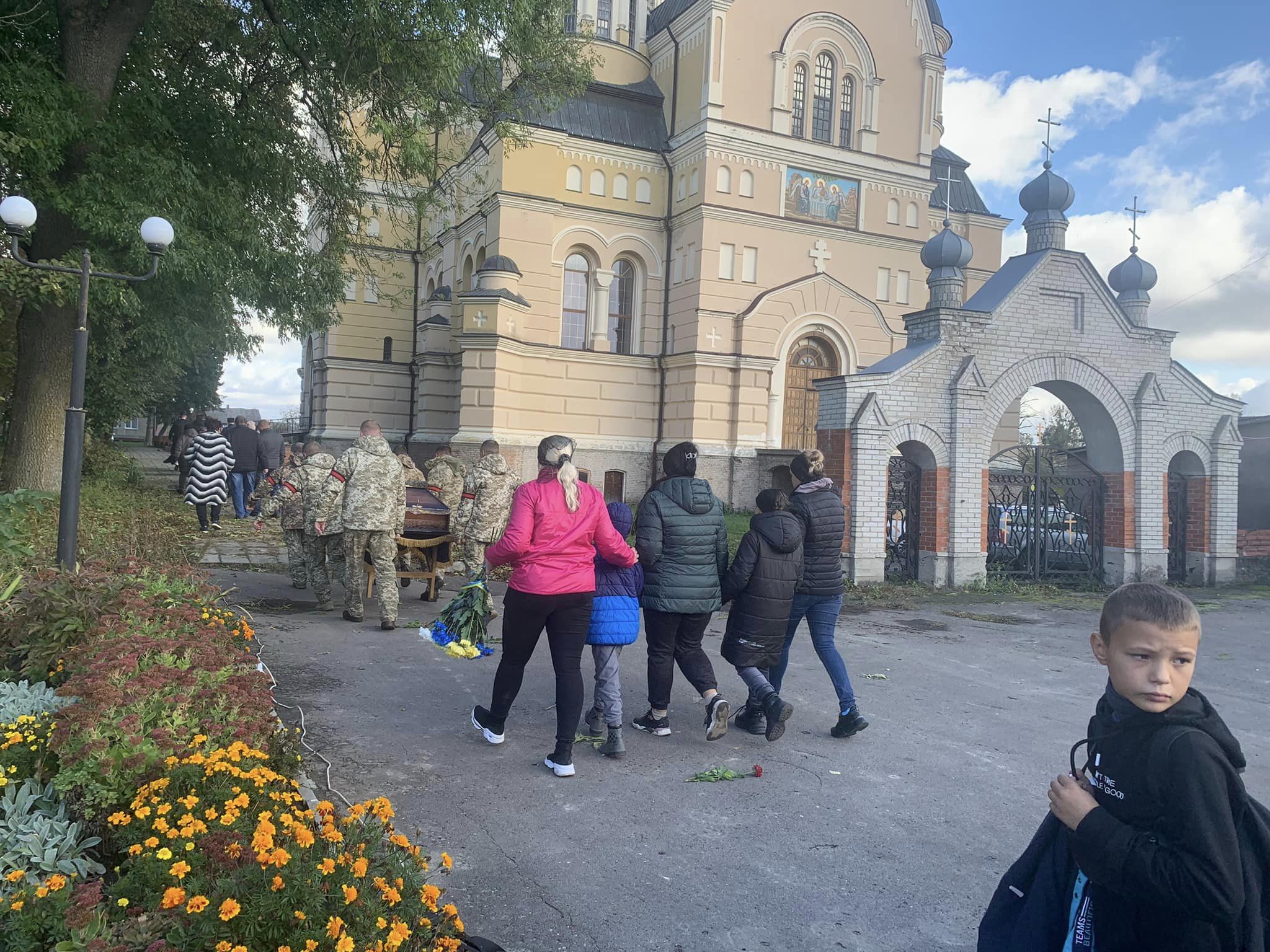 Призвали на службу у липні, а в жовтні загинув: на Волині поховали Героя Олександра Старостіна