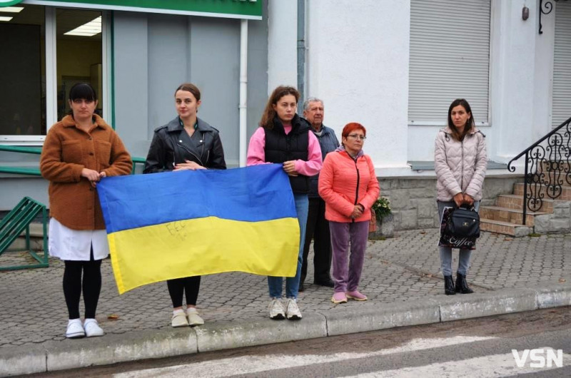 Життя зупинилося на хвилину: у прикордонному місті на Волині вшанували тих, хто загинув від війни