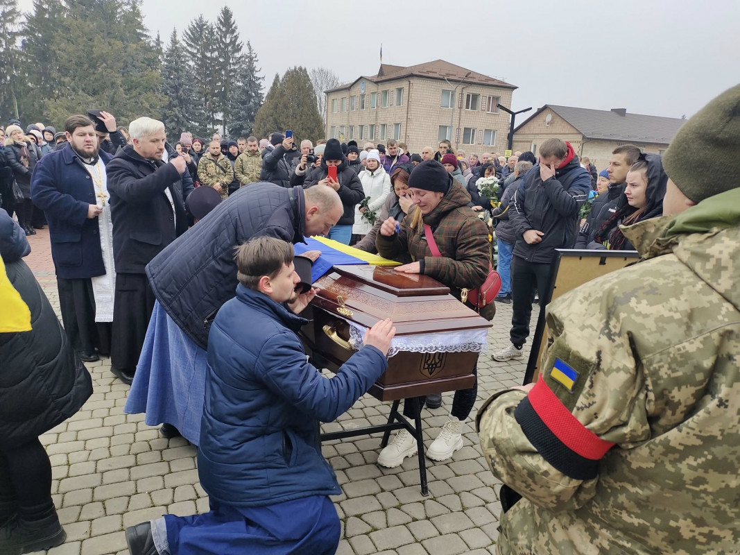 Знайшов вічний спочинок на Різдво: на Волині попрощалися із 22-річним Героєм Максимом Томчуком