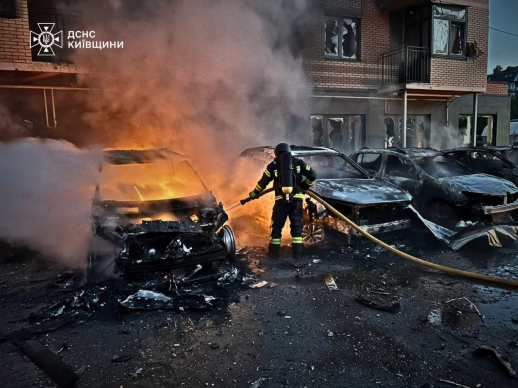 Вночі РФ завдала масованого комбінованого удару по Києву - є жертви, сильні пожежі та руйнування