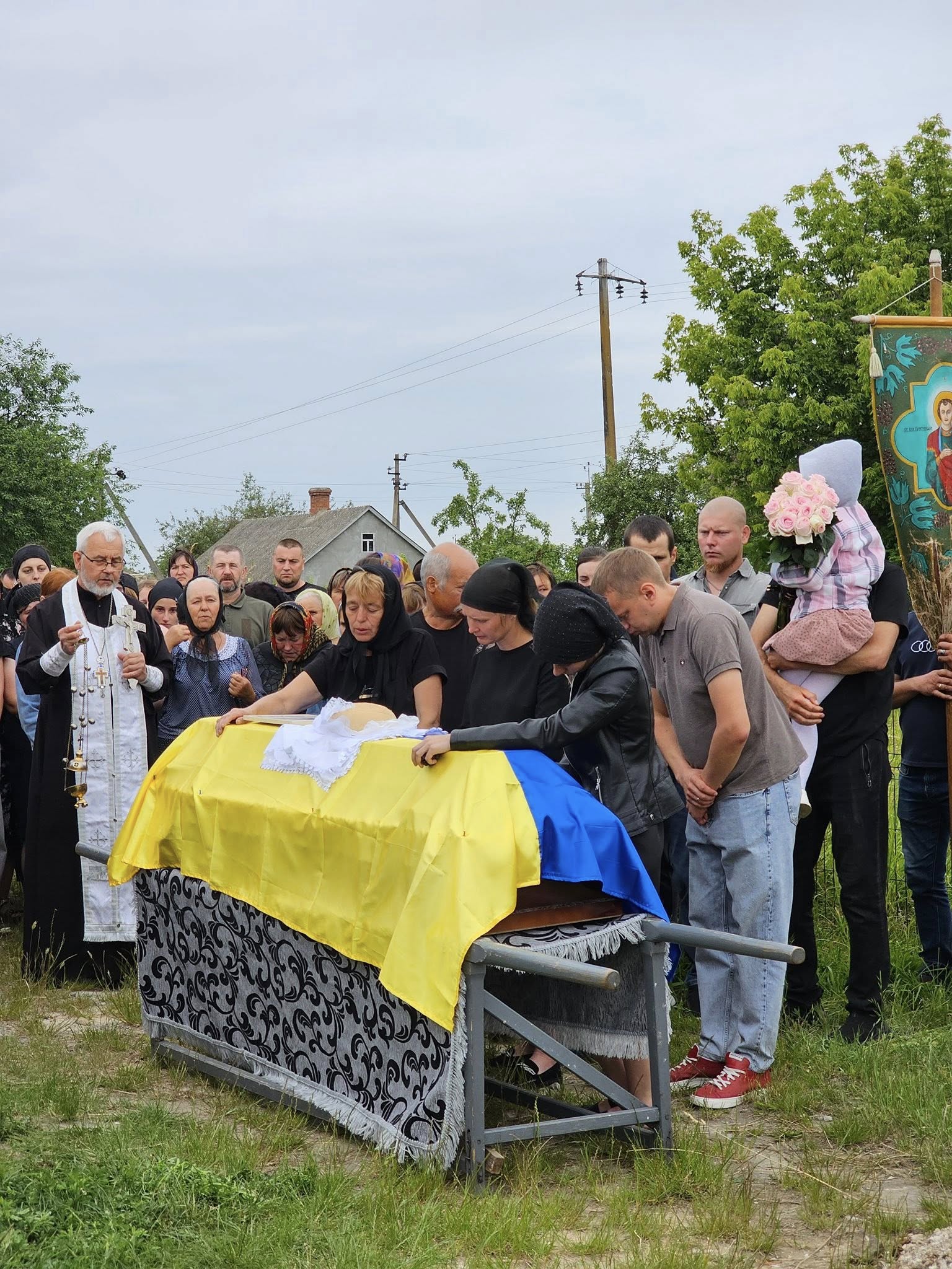 Навіки 33: на Волині попрощалися з полеглим Захисником України Володимиром Семенакою