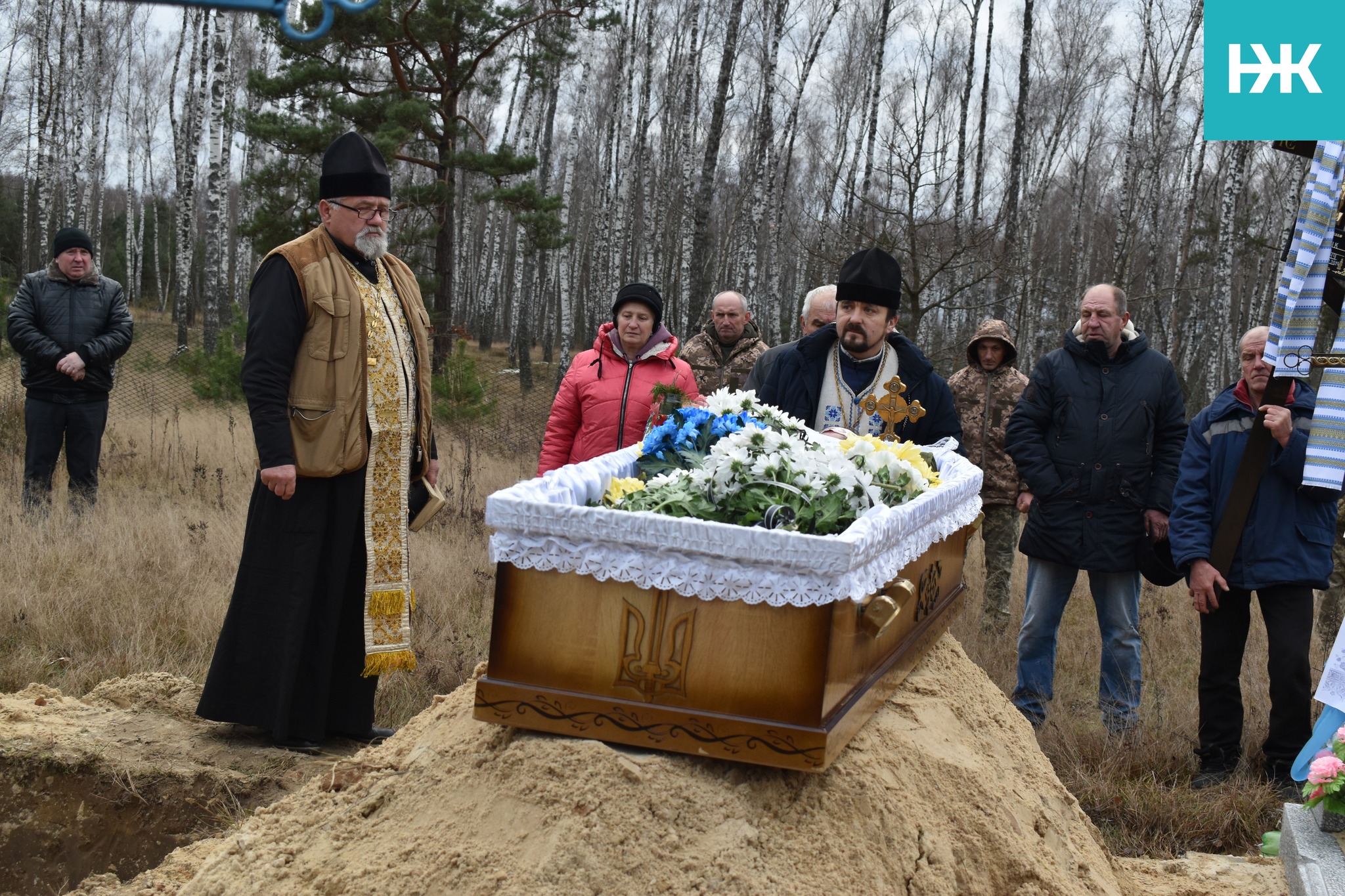 Згорьована матір зустріла свого синочка «на щиті»: на Волині поховали Героя Миколу Цапука