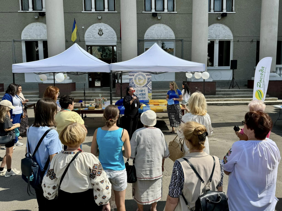 У місті на Волині розгорнули найбільший в'язаний прапор України