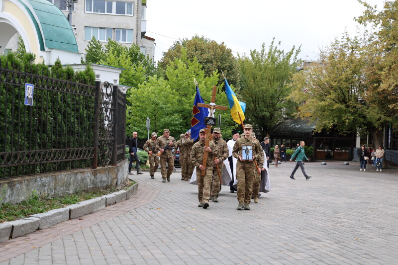 Загинув на Донеччині: у Луцьку попрощалися з Героєм Михайлом Слутяком