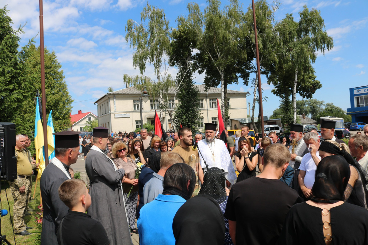 Невтомний трудівник, гарний сім’янин і надійний друг: на Волині всім селом ховали загиблого Героя Сергія Кравчука