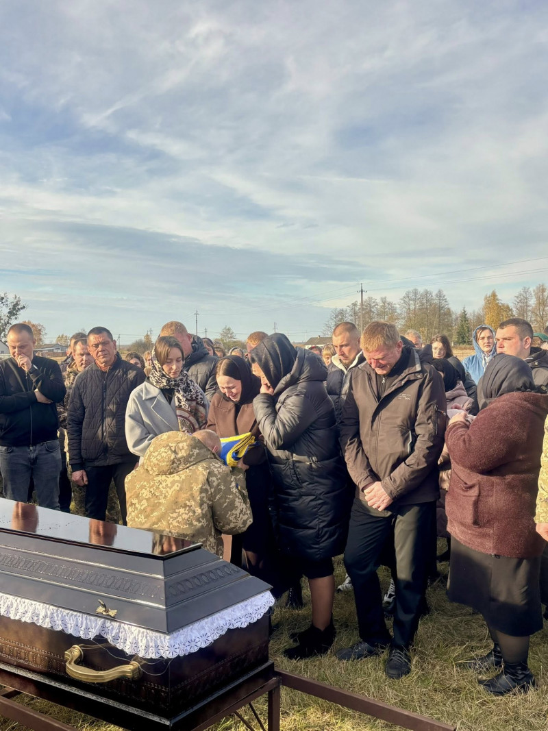 До останнього подиху боронив Україну: на Волині попрощалися із загиблим Героєм Іваном Кіпенем