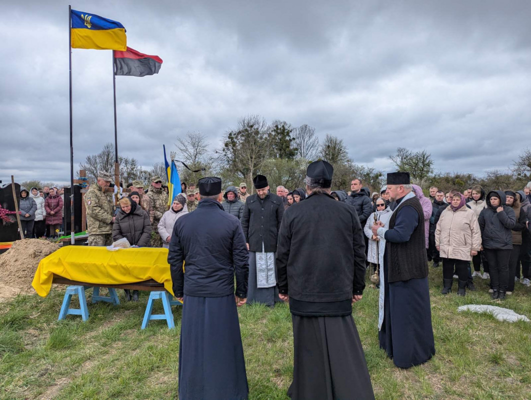 Понад півтора року вважався зниклим безвісти: на Волинь «на щиті» повернувся Герой Дмитро Новосад