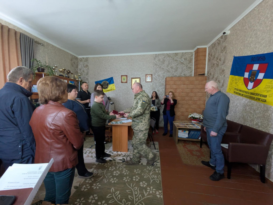 «Микола був люблячим чоловіком та батьком, а Олександр чудовим сином»: двох Героїв з Волині посмертно відзначили нагородами
