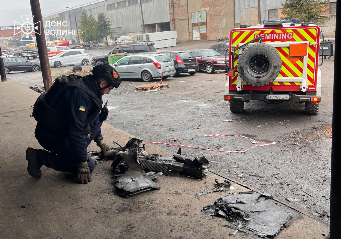 Російські обстріли у Луцьку: рятувальники загасили великі пожежі на цивільних об’єктах. Фото