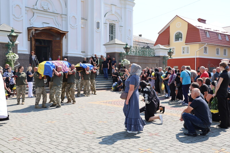 Загинули понад рік тому у Курській області: у Луцьку відбулося прощання з Героями Леонідом Матвійчуком та Олександром Єдинаком