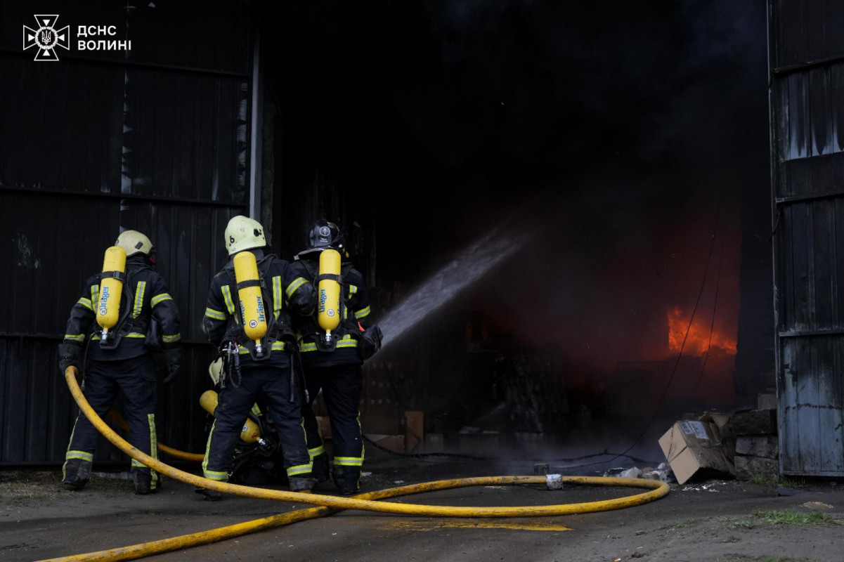 Російські обстріли у Луцьку: рятувальники загасили великі пожежі на цивільних об’єктах. Фото