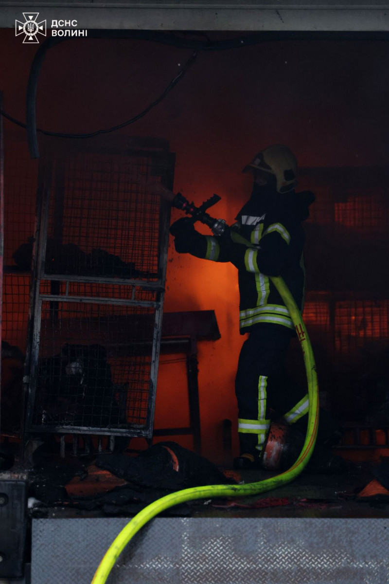 Російські обстріли у Луцьку: рятувальники загасили великі пожежі на цивільних об’єктах. Фото