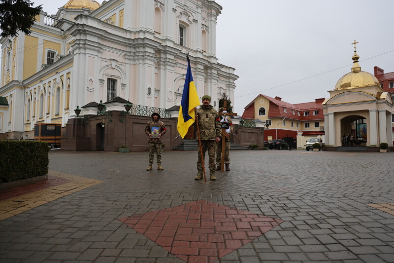 Загинув понад рік тому: у Луцьку попрощалися з військовослужбовцем Сергієм Мацюком