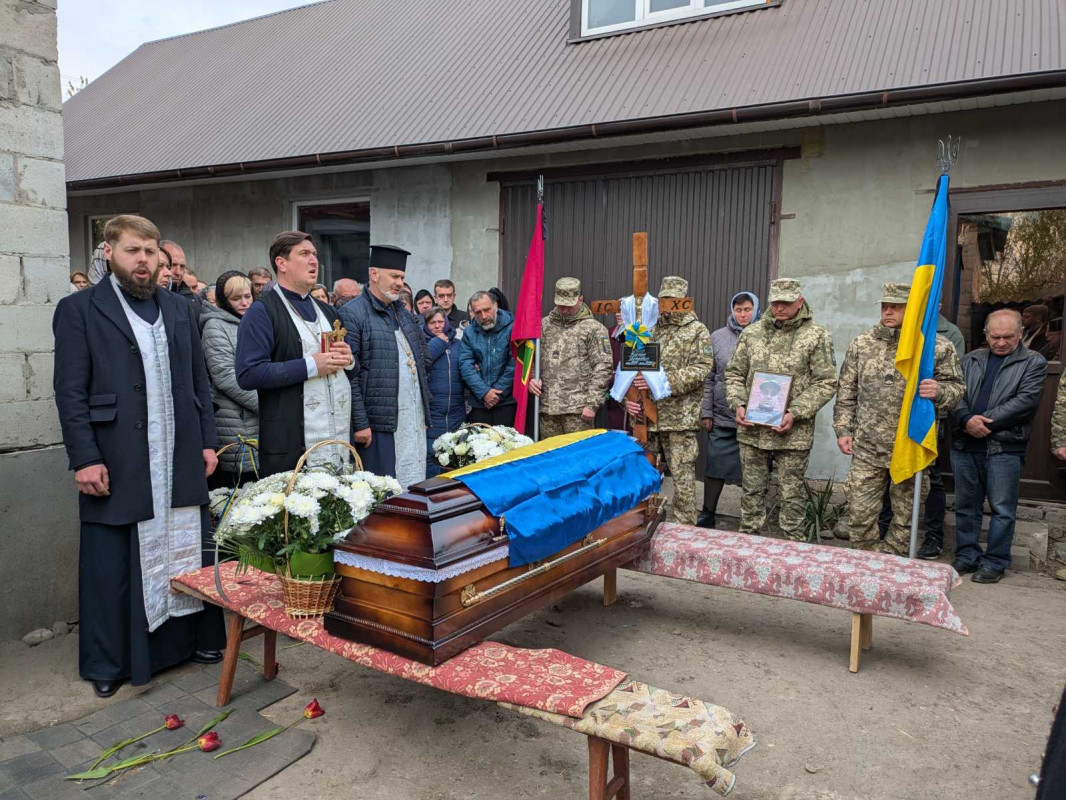 Громада на Волині віддала останню шану загиблому Герою Віктору Гошку