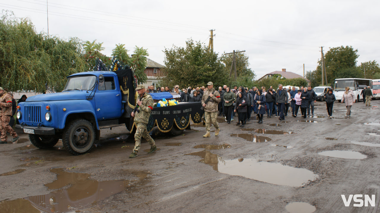 «Все питала, коли приїдеш, а ти казав, немає ким замінити...», - на Волині попрощалися з Героєм Сергієм Шевчуком