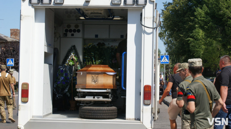 Рідні сподівалися, що в полоні, але дива не сталося: у Рожищі провели в останню путь воїна Миколу Катеринюка