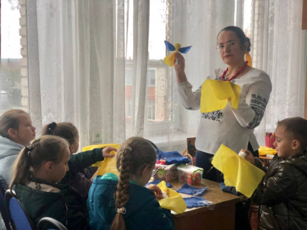 У громаді на Волині діти зробили для воїнів янголів-оберегів