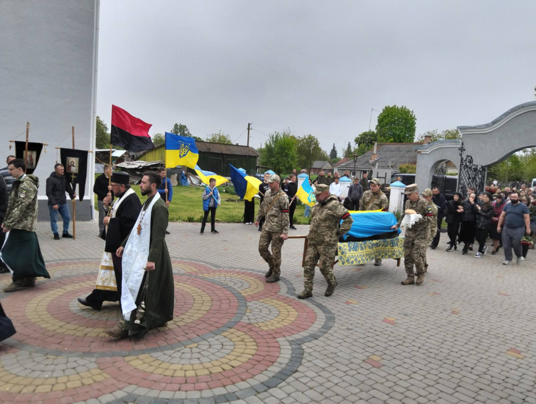Жорстока війна залишила батьків без сина: у Луцькому районі провели в останню путь 26-річного Героя Романа Климчука