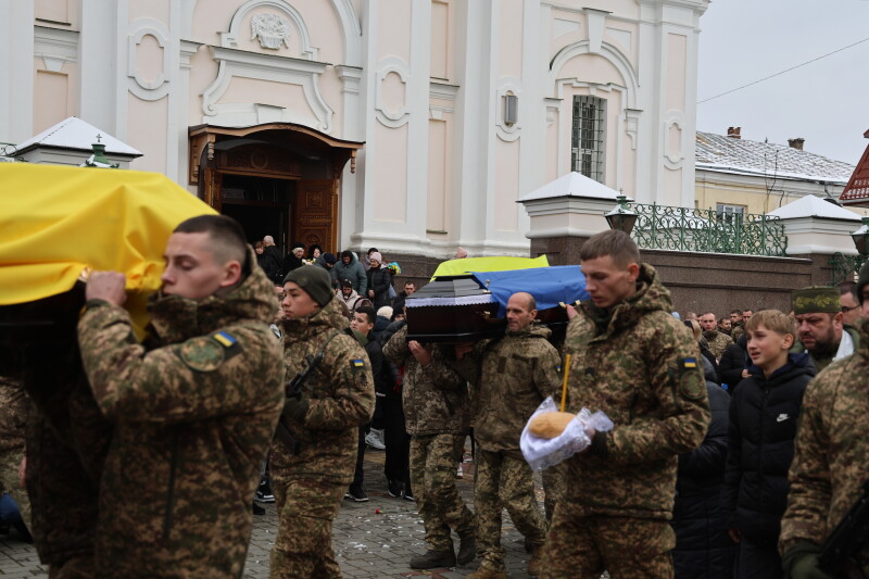 Чорний день: у Луцьку попрощалися одразу з двома Героями - Вадимом Радюком та Романом Сокольським