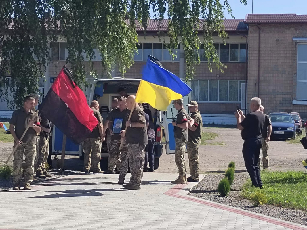 Біля домовини приказувала бабуся: «Краще б я тут лежала»: на Волині попрощалися з молодим Героєм Олександром Романовичем