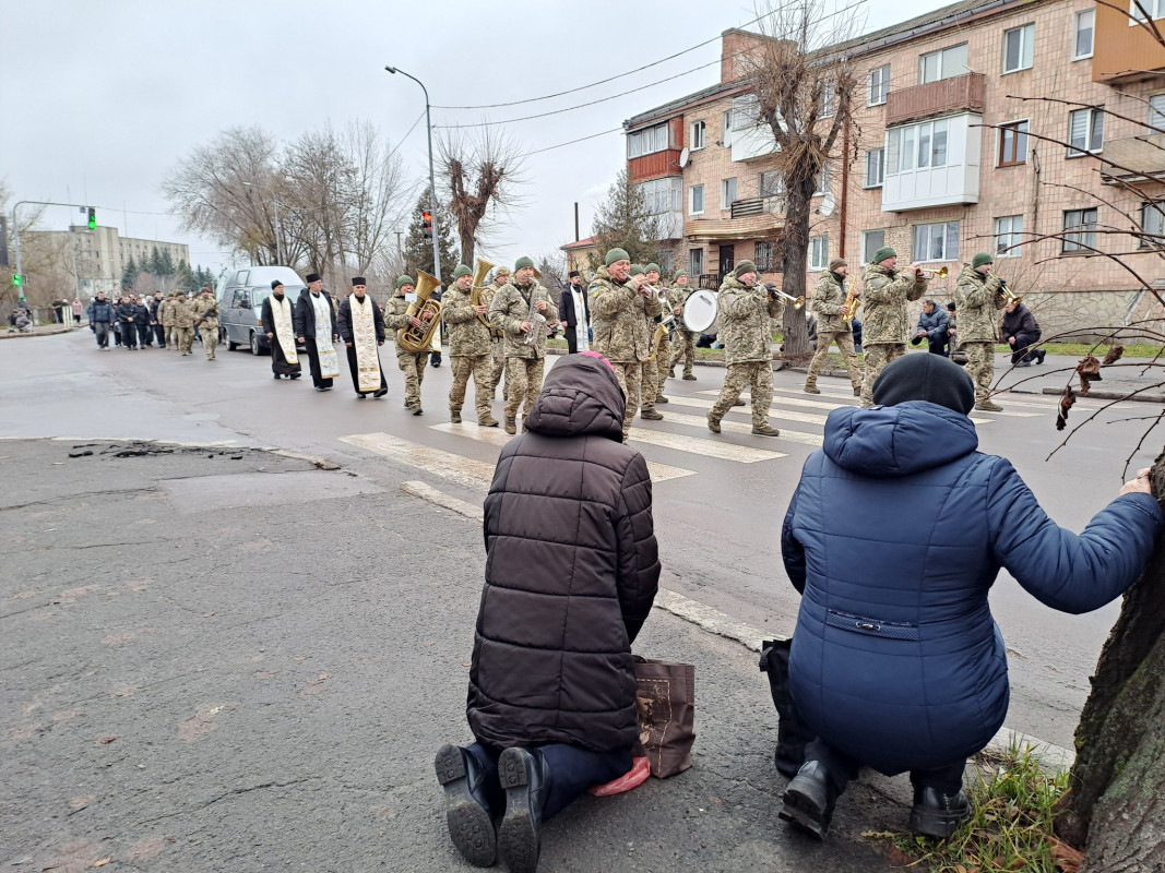 Коровай ділили на кладовищі: у Ковелі в останню путь провели 18-річного Героя Дмитра Приймачука