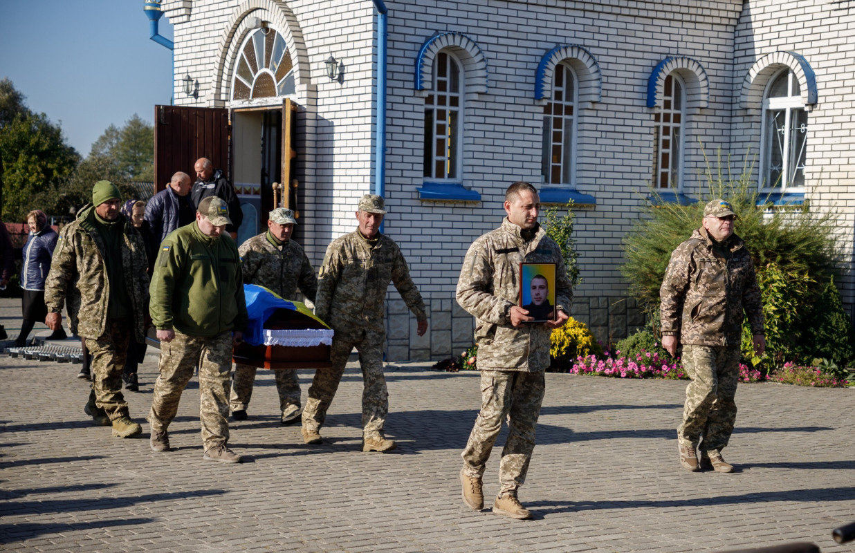 Понад пів року вважався зниклим безвісти: на Волині попрощалися з Героєм Дмитром Макаревичем