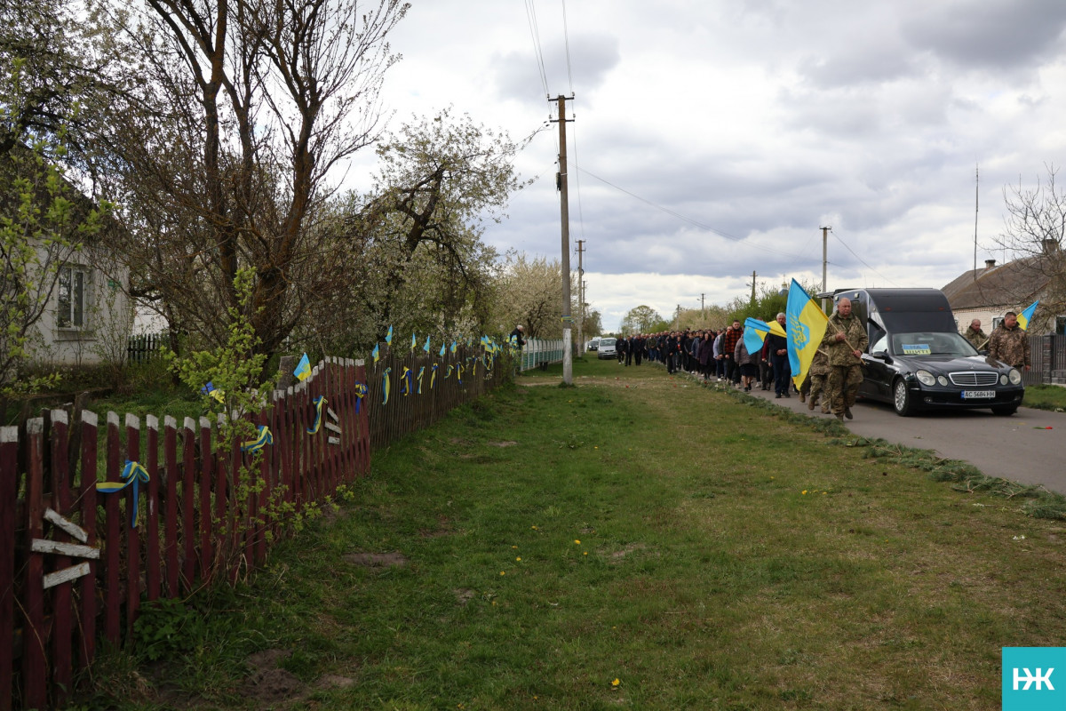 Біль двох сіл: на Волині провели в останню путь воїна Володимира Ридчука
