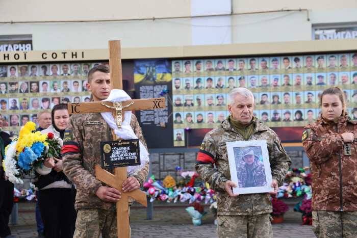 У Луцьку попрощалися із захисником України Віктором Калеником