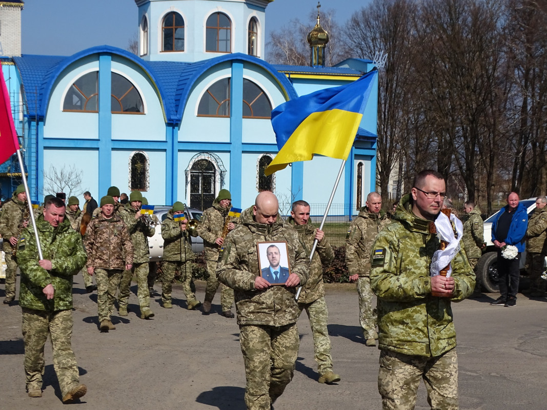 На Волині провели в останню путь Героя Василя Кравчука, який загинув два роки тому