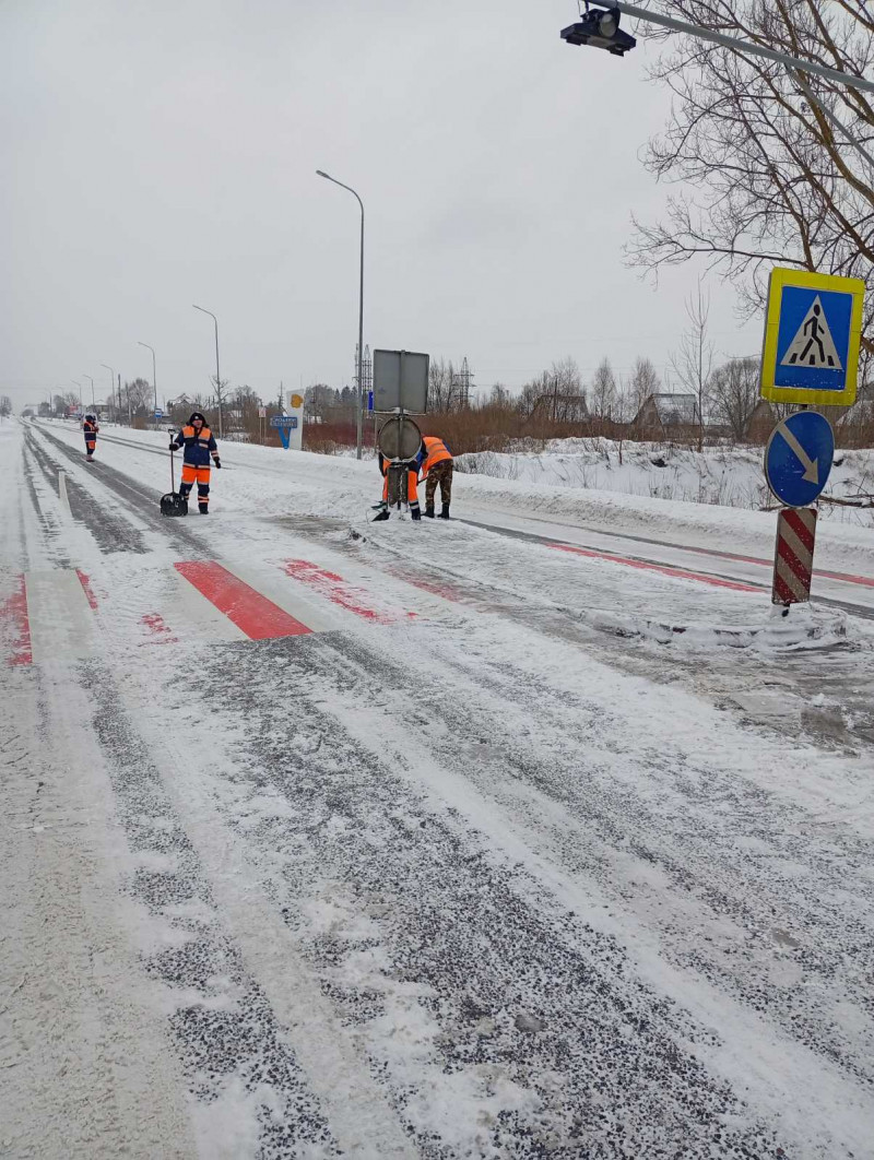 На автошляхах Волині ліквідовують наслідки негоди – задіяно понад 60 одиниць техніки