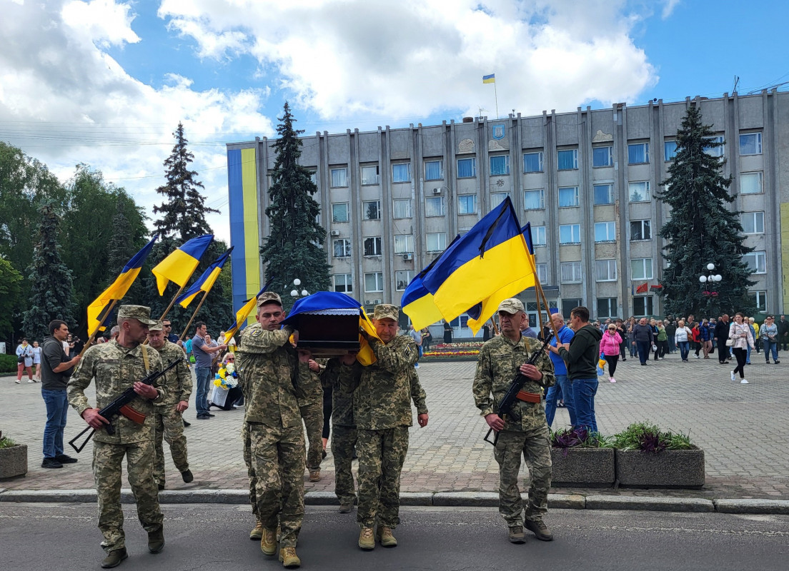 Надію родини змінила страшна звістка: на Волині попрощалися з Героєм Віктором Дорощуком, який довгий час вважався зниклим безвісти