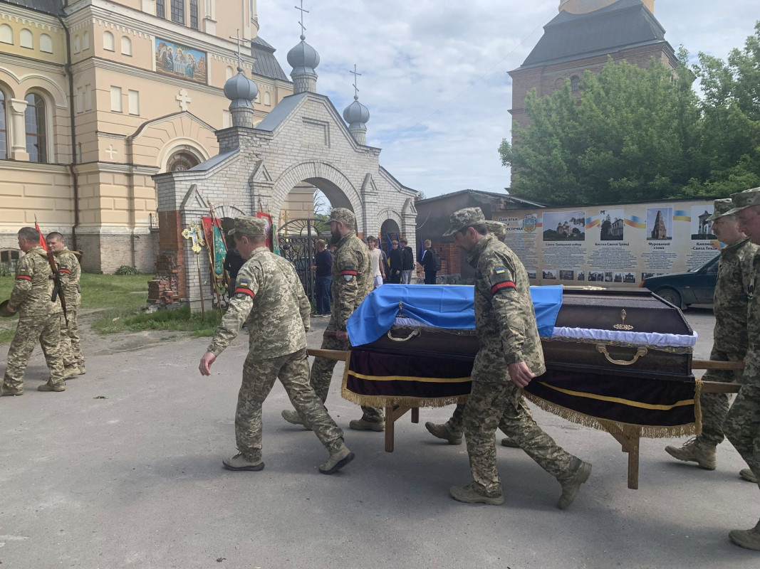 Загинув смертю Героя: на Волині провели в останню путь захисника Олега Хайбу