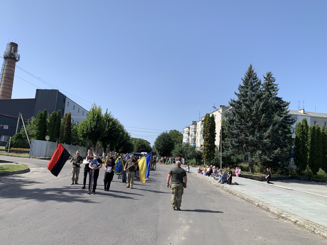 Овдовіла дружина, без батька залишилися донечка: на Волині в останню дорогу провели Героя Миколу Комарова