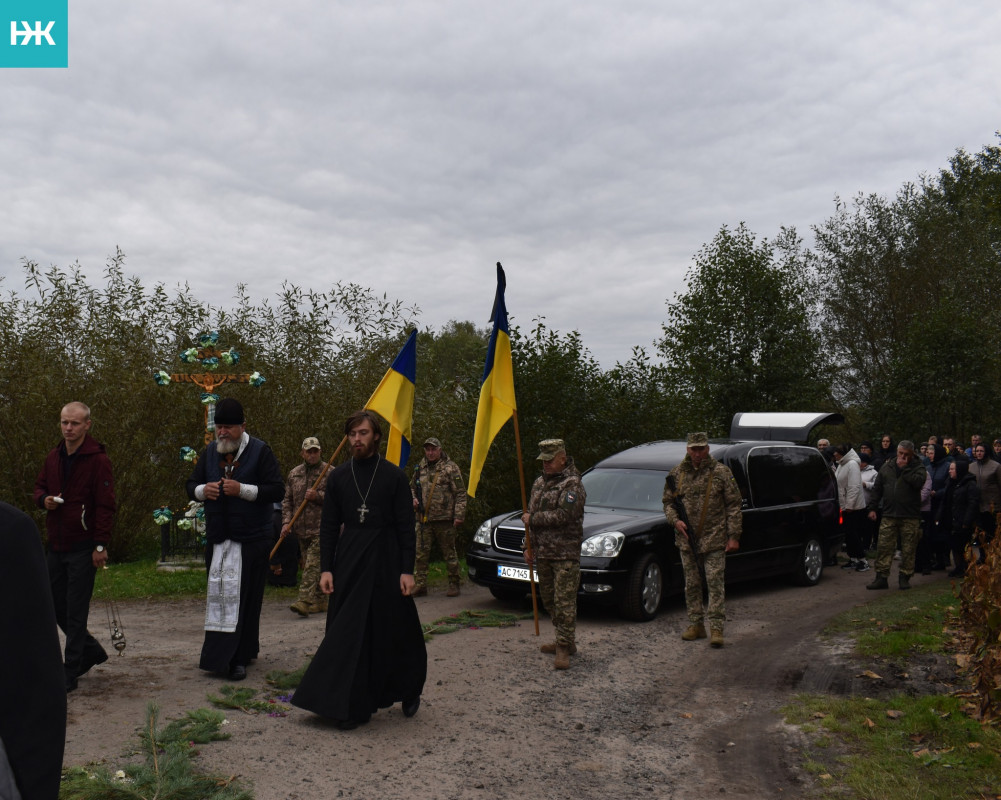 Громада у жалобі: на Волині в останню дорогу провели молодого захисника Станіслава Барана