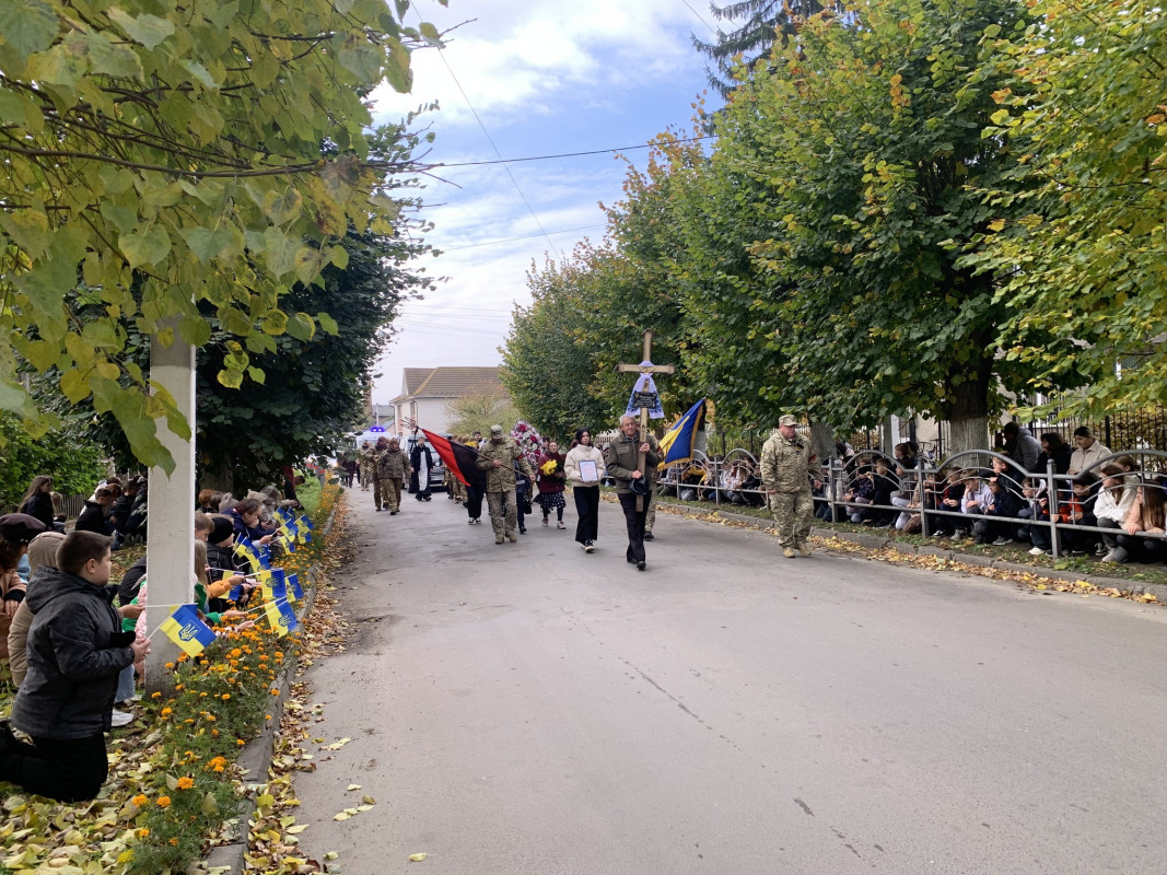 Загинув ще у серпні, а прощалися лише нині: на Волині в останню путь провели Героя Леоніда Бриндзія