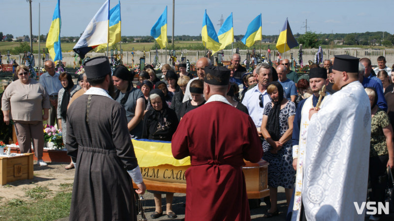 Рідні сподівалися, що в полоні, але дива не сталося: у Рожищі провели в останню путь воїна Миколу Катеринюка