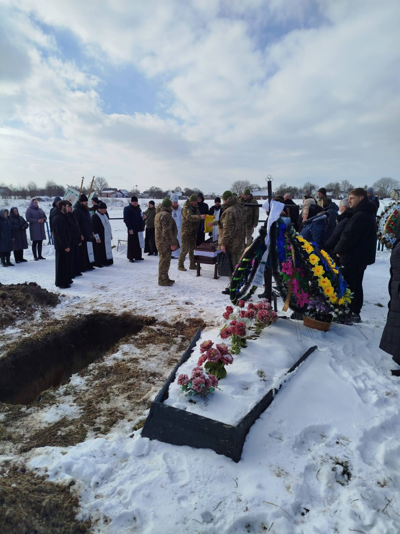 До останнього боровся за життя після важкого поранення: на Волині попрощалися із Героєм, батьком чотирьох синів Олегом Гринюком