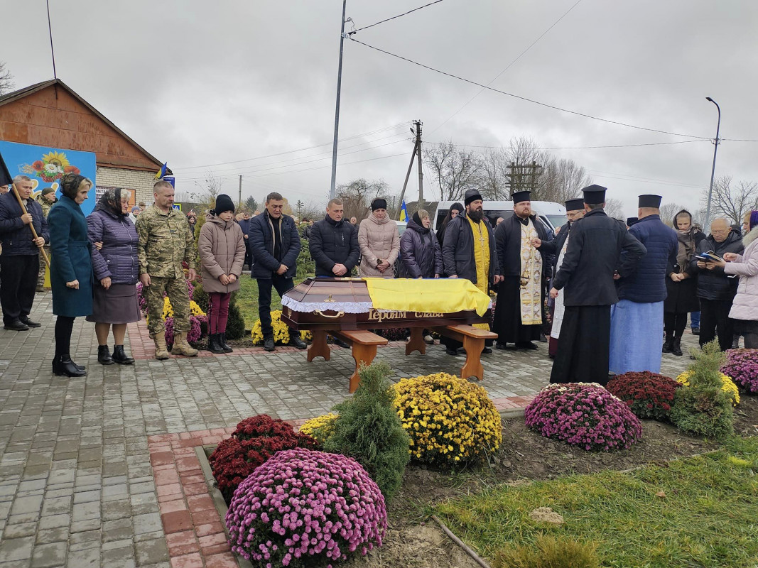 Лише через десять днів побратими змогли забрати його тіло з поля бою: на Волині поховали Героя Михайла Вацика