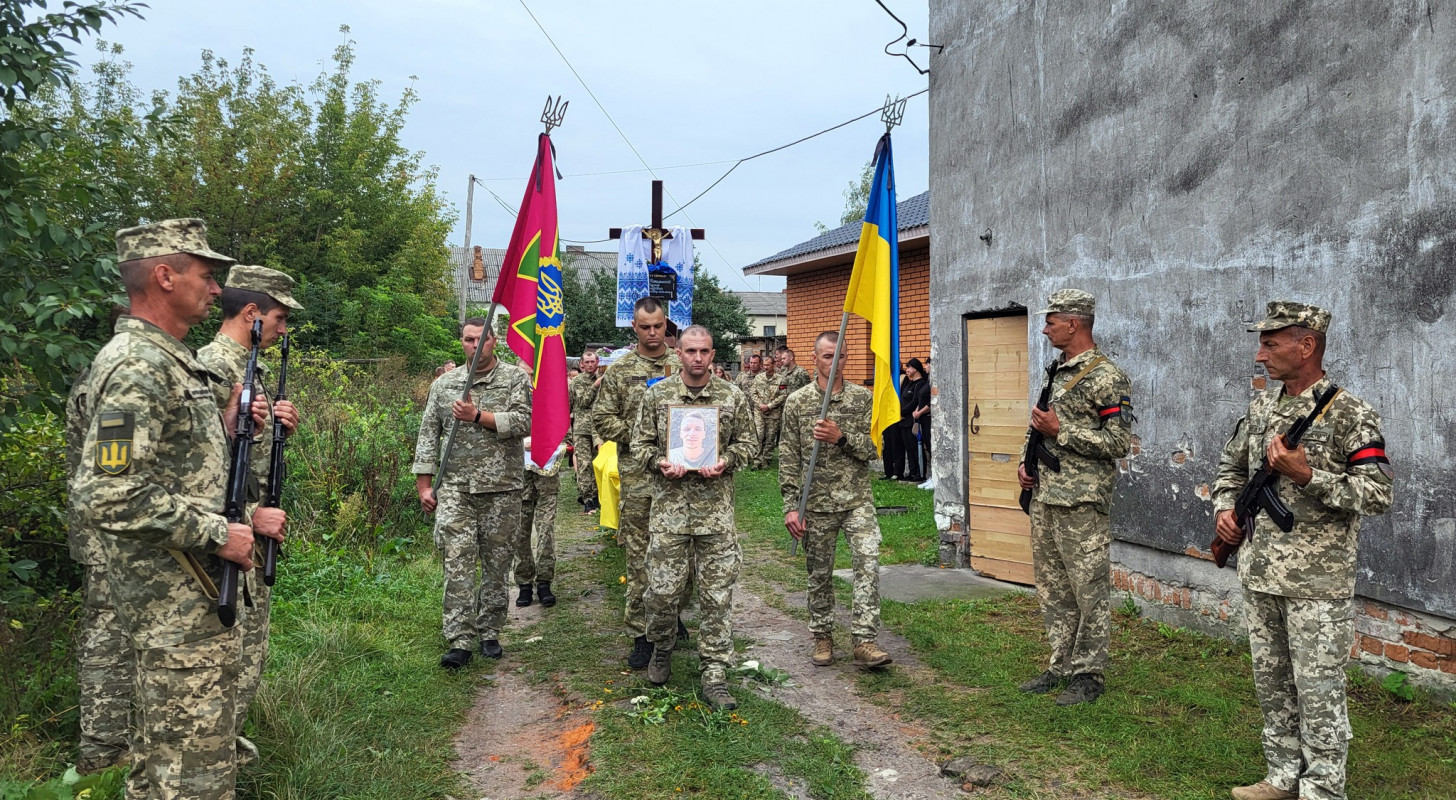 Нещодавно створив сім'ю: на Волині попрощалися з 25-річним Героєм-прикордонником Андрієм Котельніковим